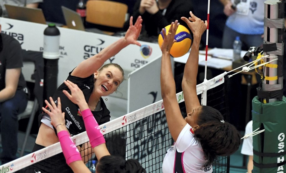 Alexandra Frantti w ataku podczas meczu Developres SkyRes Rzeszów - Grupa Azoty Chemik Police / 	Marcin Bielecki    /PAP/EPA