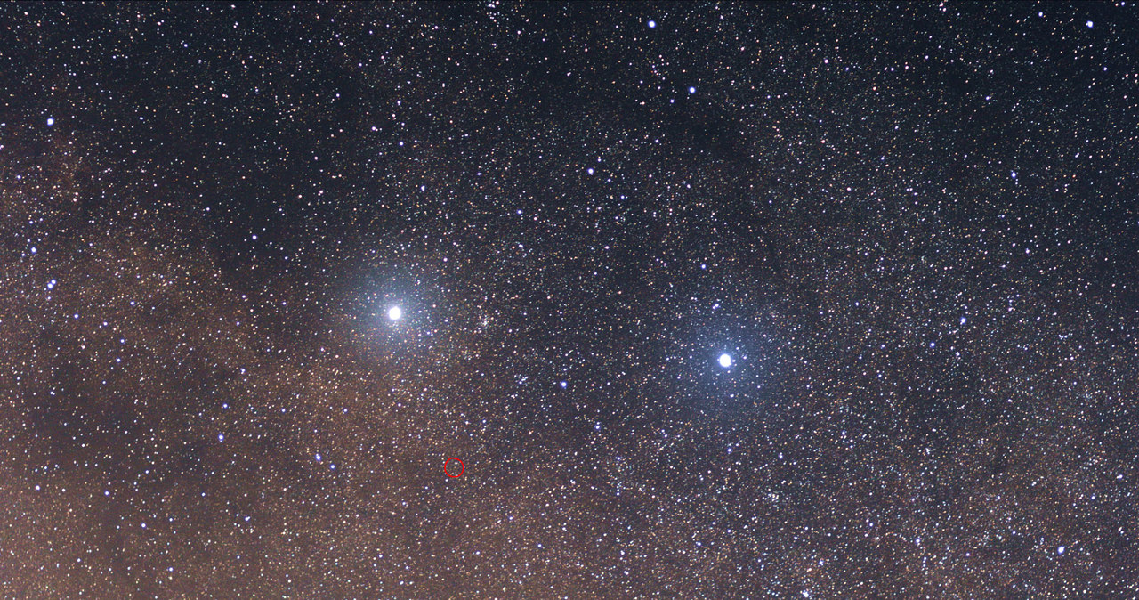 Alfa Centauri po lewej, Proxima zaznaczona czerwonym kółkiem, beta Centauri po prawej. Fot. Wikipedia /Wikipedia