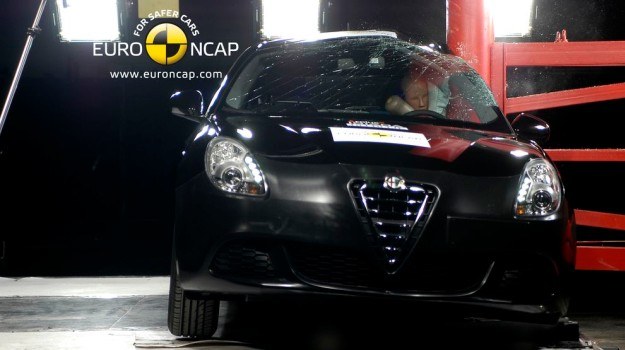 Alfa Romeo Giulietta w teście zderzeniowym zdobyła komplet gwiazdek. /Euro NCAP