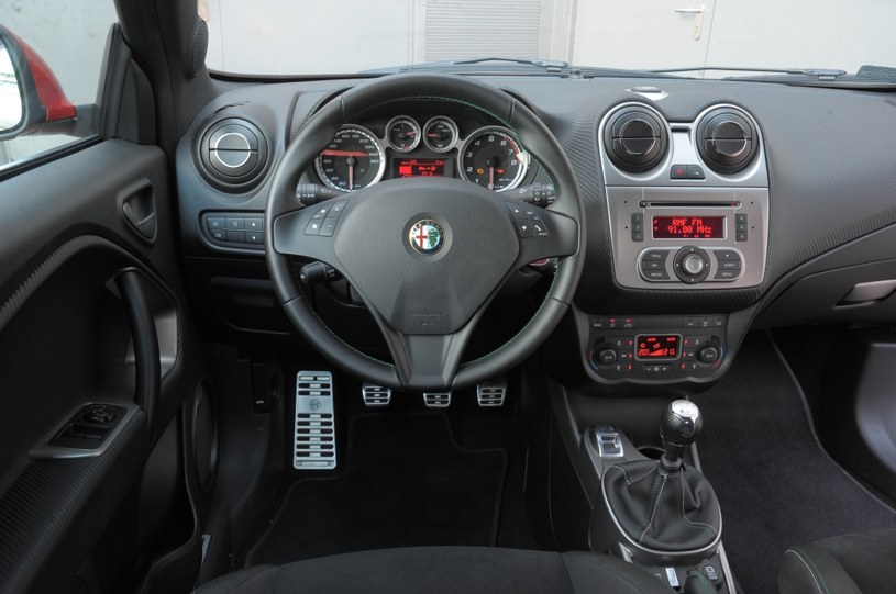 Alfa Romeo MiTo QV: czytelne zegary i poręczna kierownica. Deska rozdzielcza sama w sobie wygląda sportowo. /Motor