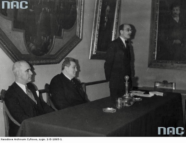 Alfred Falter (siedzi w środku) podczas odczytu ambasadora Wielkiej Brytanii Howarda Williama Kennarda (na zdjęciu od lewej). Fotografia z 1938 r. /Ze zbiorów Narodowego Archiwum Cyfrowego