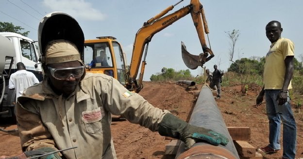 Algieria, Angola i Nigeria w latach 2000-2008 zarobiły na eksporcie ropy okrągły bilion dolarów /AFP