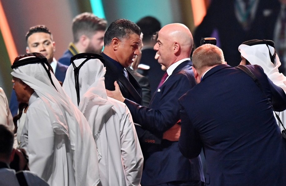 Ali Daei na zdjęciu z szefem FIFA Giannim Infantino. Fotografia z kwietnia 2022 r. /Noushad Thekkayil /PAP/EPA
