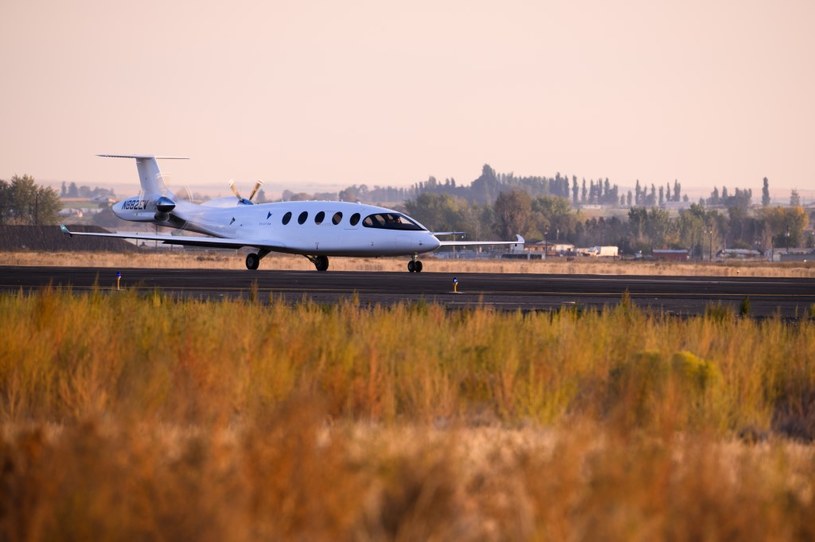 "Alice" firmy Eviation - pierwszy na świecie całkowicie elektryczny samolot, po zakończeniu pierwszego lotu 27 września 2022 r. w Moses Lake w stanie Waszyngton /Mathieu Lewis-Rolland / Getty Images /AFP
