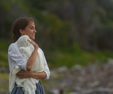 Alicia Vikander (Isabel) w filmie "Światło między oceanami"