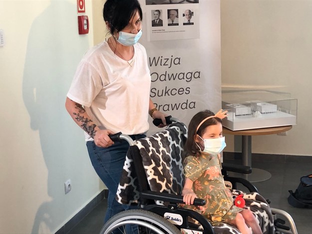Alicja i jej mama Tatiana w Śląskim Centrum Chorób Serca w Zabrzu /Anna Kropaczek /RMF FM - reporter