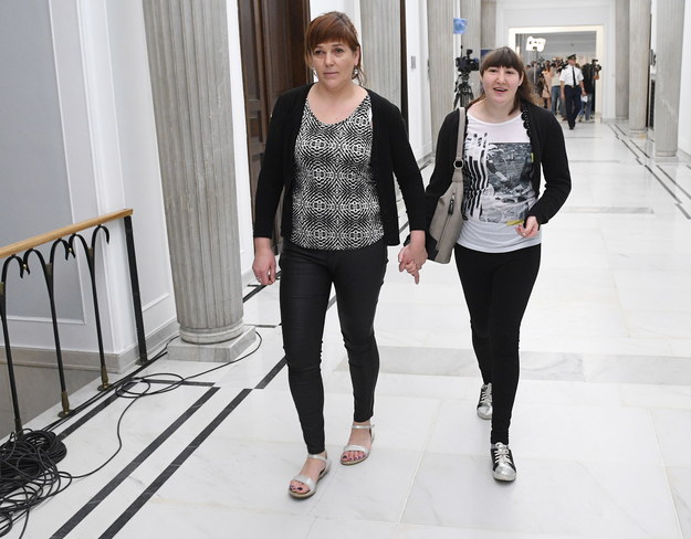 Alicja Jochymek i córka Kinga przerwały protest i opuszczają Sejm /Radek Pietruszka /PAP