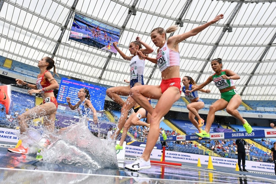 Alicja Konieczek w trakcie biegu na 3000 metrów z przeszkodami. /Adam Warżawa /PAP