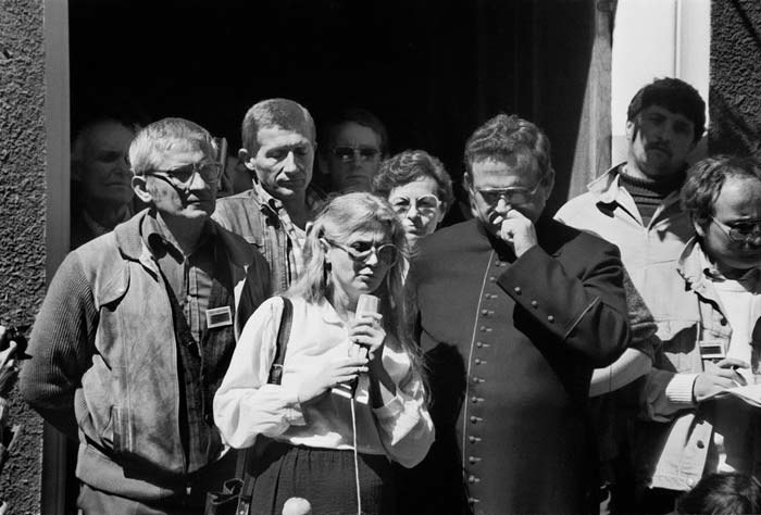 Alina Pienkowska z księdzem Henrykiem Jankowskim 08.1988 r._fot. Jan Juchniewicz/FOTONOVA /East News