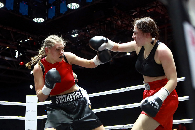 Alina Zajcewa (z prawej) przegrała walkę z Cheyenne Hanson /Getty Images