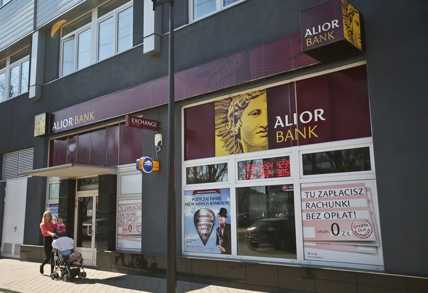 Alior Bank planuje o 25 proc. zmniejszyć liczbę placówek do 2022 roku /Rafał Guz /PAP