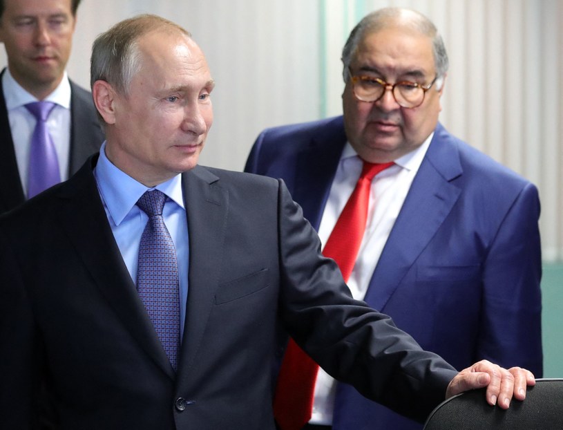 Aliszer Usmanow (P) jest określany przez UE jako "przyjazny Kremlowi oligarcha, który pielęgnuje szczególnie bliskie związki z prezydentem Rosji Władimirem Putinem" /Sputnik/MIKHAIL KLIMENTYEV /AFP
