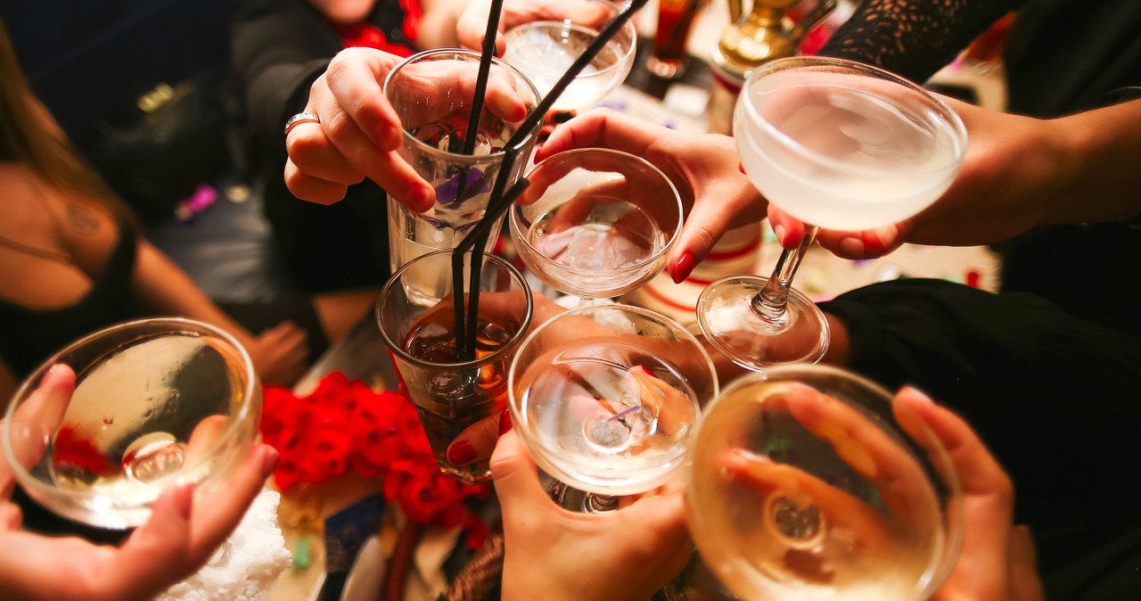 Alkohol bardzo często towarzyszy nam na spotkaniach towarzyskich, jednak rezygnacja z jego spożywania wcale nie musi wiązać się z wykluczeniem /123RF/PICSEL