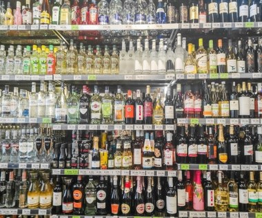 Alkohol będzie droższy i trudniej dostępny? Rząd chce walczyć z pijaństwem