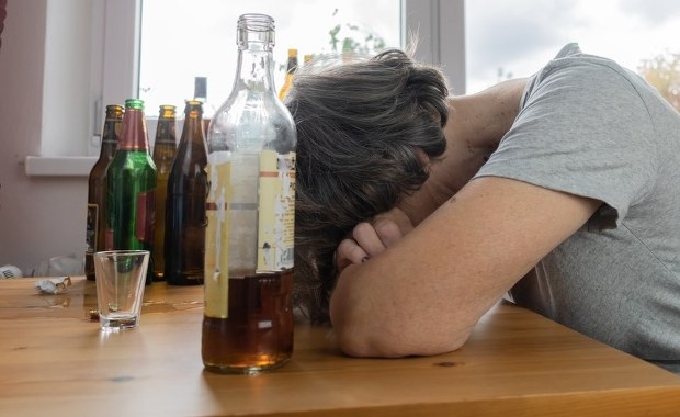 Alkohol jest zbyt łatwo dostępny? Większość Polaków nie ma wątpliwości