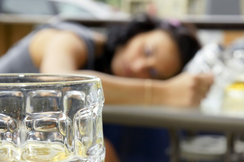Alkohol ma zły wpływ na nasze zdrowie psychiczne i fizyczne. WHO ostrzega, że nie ma dawki alkoholu, która pozostanie bez wpływu na nasze zdrowie /123RF/PICSEL