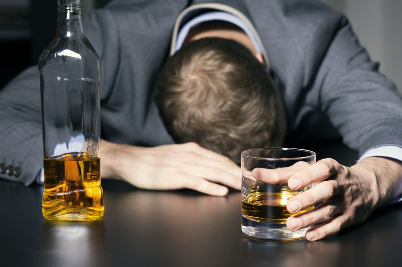 Alkohol może powodować zmiany w mózgu /123RF/PICSEL