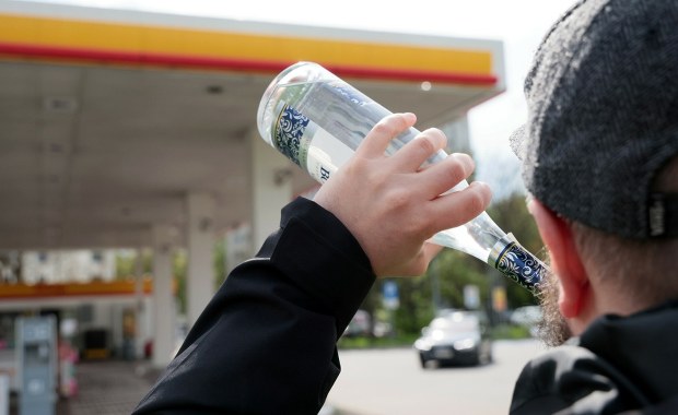 Alkohol na stacjach benzynowych zostaje? Minister zdradza, co dalej z kontrowersyjnym zakazem