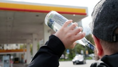 Alkohol na stacjach benzynowych zostaje? Minister zdradza, co dalej z kontrowersyjnym zakazem