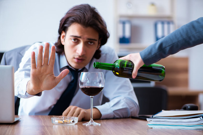 Alkohol negatywnie wpływa na pracę wątroby /123RF/PICSEL