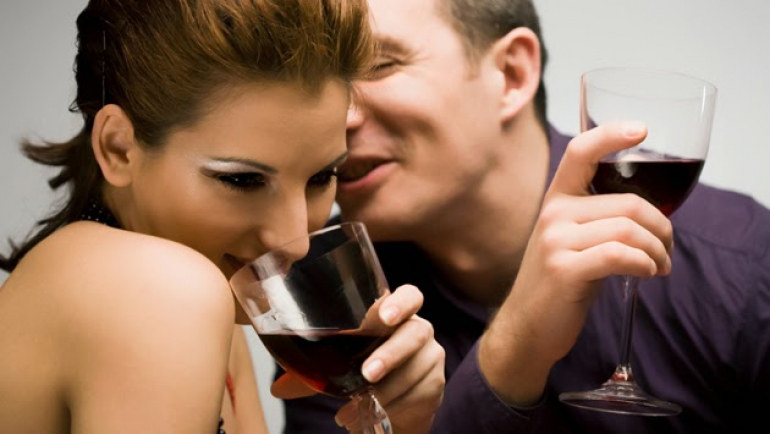 Alkohol nijak nie poprawia wyglądu kobiet... /123RF/PICSEL