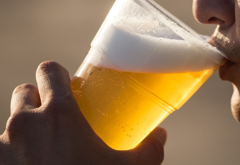 Alkohol pity w nadmiarze sprzyja uciążliwym dla innych zachowaniom /123RF/PICSEL