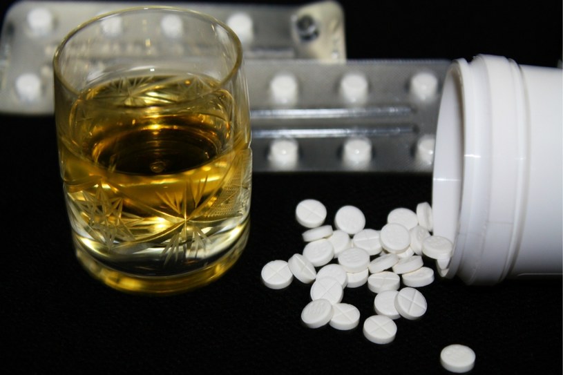 Alkohol połączony z lekami nie pomoże wrócić do zdrowia /123RF/PICSEL