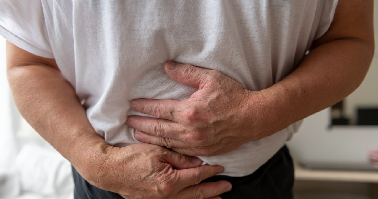 Alkohol powoduje refluks, podrażnia żołądek i utrudnia pracę jelit /123RF/PICSEL