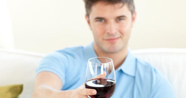 Alkohol spożywany w ograniczonych ilościach może pomagać chronić przed Alzheimerem /&copy; Panthermedia