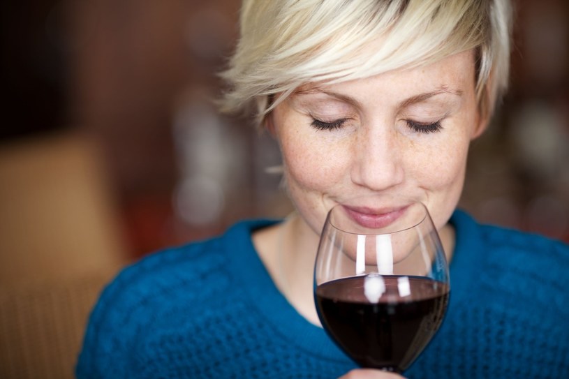 Alkohol upośledza mózg i zmniejsza sprawność intelektualną - to kolejny powód, by pić go jak najmniej /123RF/PICSEL