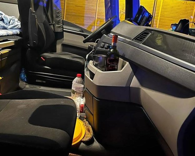 Alkohol w kabinie TIRa /KPP Rawa Mazowiecka /Policja