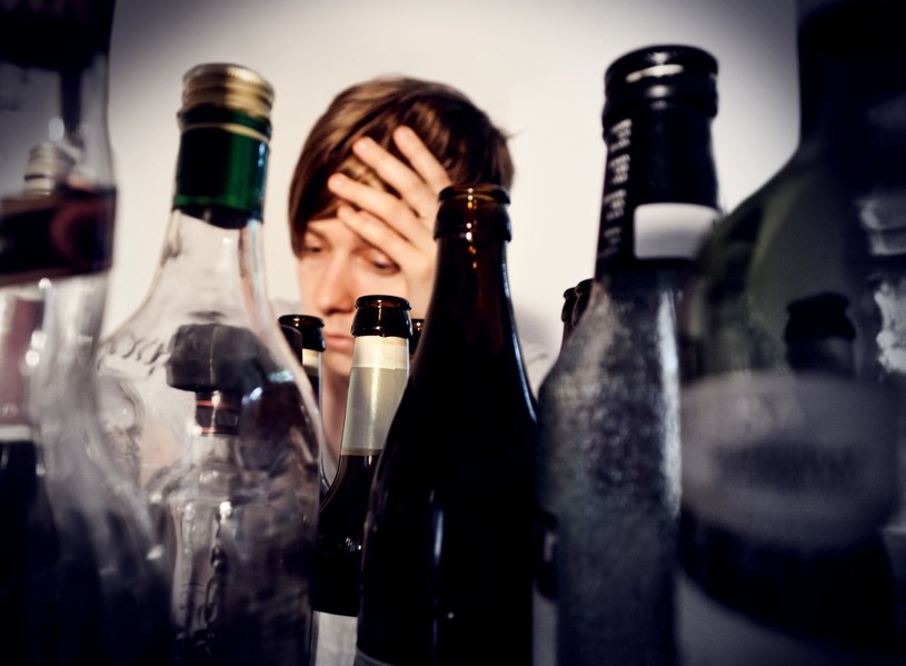 Alkoholizm nie zawsze rzuca się w oczy /123RF/PICSEL