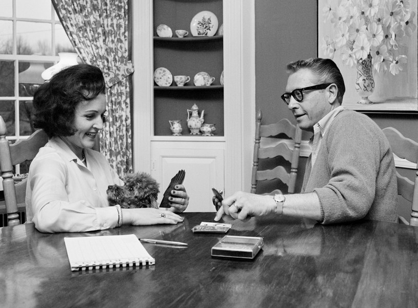 Allen Ludden z żoną, Betty White grają w karty w swoim domu w Nowym Jorku /AP/Associated Press/East News /East News
