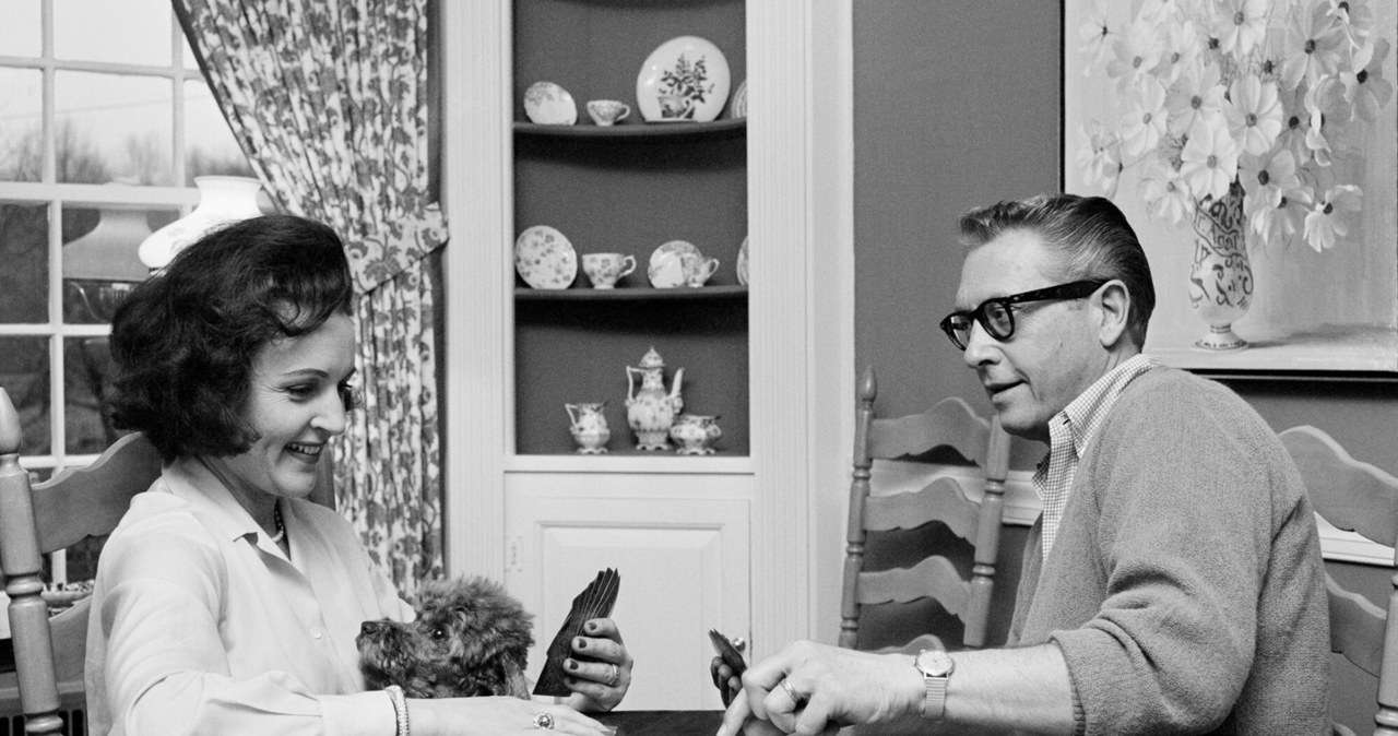 Allen Ludden z żoną, Betty White grają w karty w swoim domu w Nowym Jorku /AP/Associated Press/East News /East News