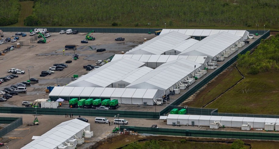 "Alligator Alcatraz" to nic innego, jak miasteczko namiotowo-kontenerowe ustawione bezpośrednio na pasie startowym lotniska (zdjęcie z lipca 2025 roku) /Rex Features  /East News