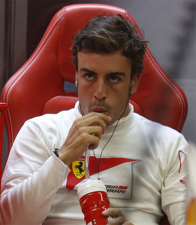 Alonso doskonale zna smak porażki na ostatnich metrach rywalizacji /AFP
