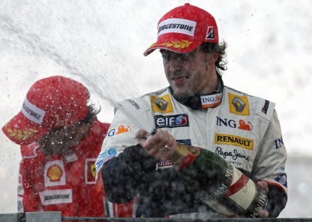 Alonso dwa razy triumfował w Walencii. Czy wygra po raz trzeci? /AFP