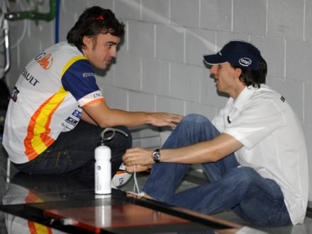 Alonso i Kubica potrafią się dogadać. W BMW stworzyliby udany duet - uważa Stuck. /AFP