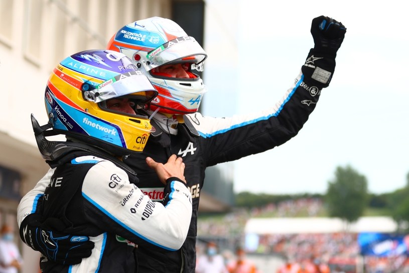 Alonso i Ocon będą kierowcami zespołu Alpine w sezonie 2022 /Getty Images