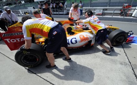 Alonso i Renault muszą szukać nowego sponsora /AFP
