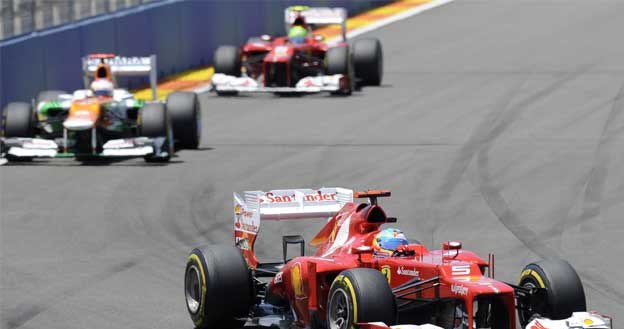 Alonso na ulicznym torze w Walencji /AFP