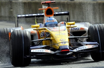 Alonso (na zdjęciu) kibicuje kierowcy Ferrari /AFP