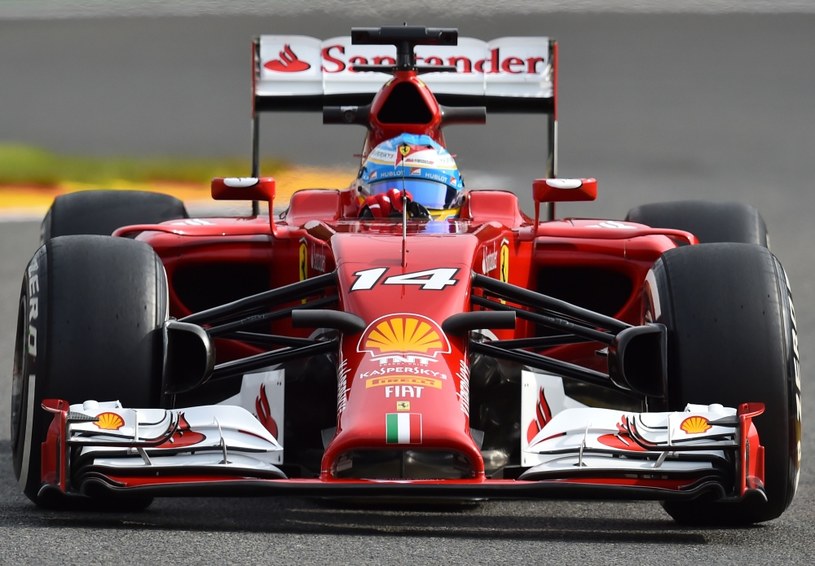 Alonso narzeka na wolne bolidy Ferrari /AFP