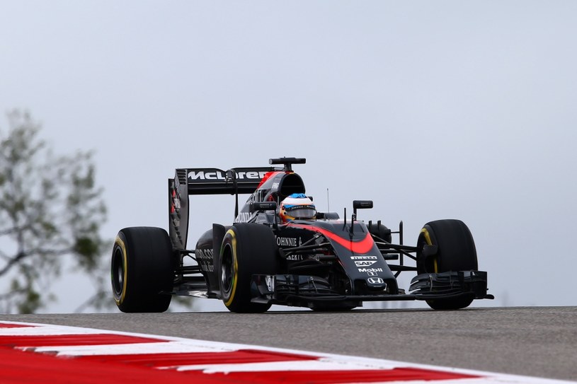 Alonso nie liczy się w walce i krytykuje silniki Hondy /AFP