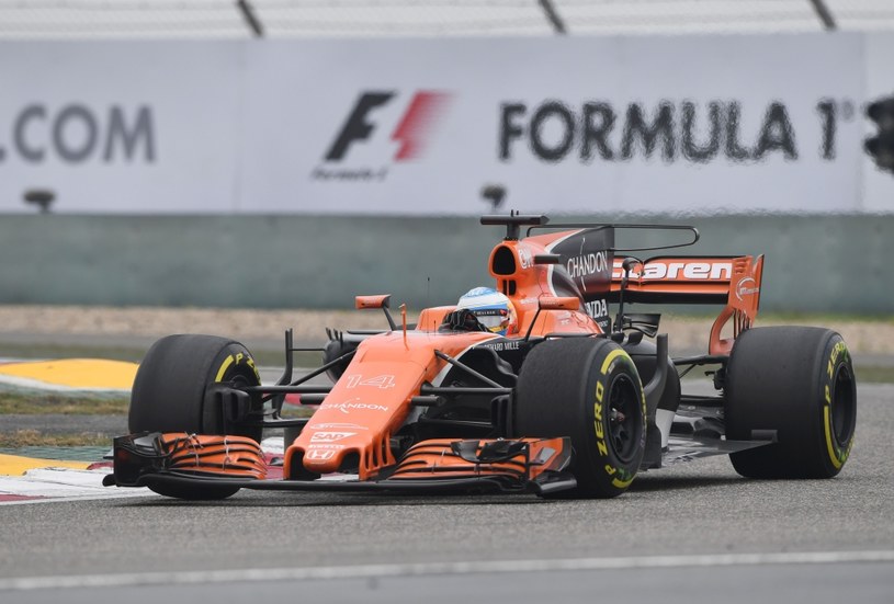 Alonso nie może być zadowolony z osiągów McLarena /AFP
