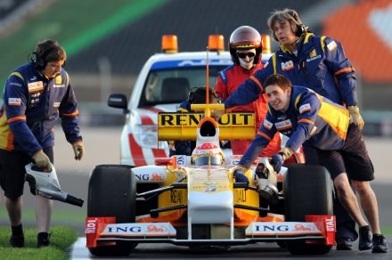 Alonso nie tylko za kierownicą bolidu spisuje się znakomicie /AFP