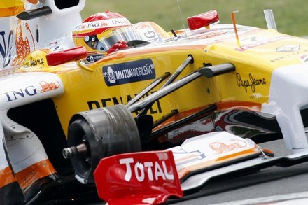 Alonso nie wiedział o luźnej nakrętce /AFP