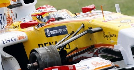 Alonso nie wiedział o luźnej nakrętce /AFP