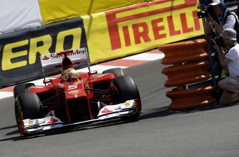 Alonso świetnie sobie radził na ulicach Monte Carlo /AFP