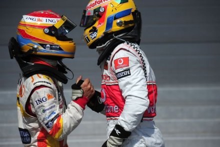 Alonso (z lewej) uważa że Hamilton i Vettel świetnie rokują na przyszłość /AFP